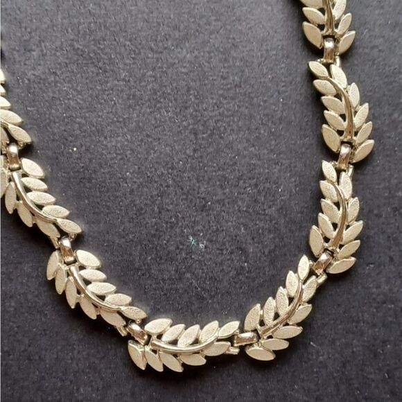 RARE VTG SIGNED CROWN TRIFARI GOLDTONE FLORAL 17" NECKLACE EXCELLENT CONDITION - Picture 10 of 12